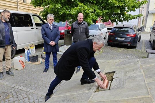 Pomník obětem nacismu v Domažlicích je opraven: Byla do něj umístěna schránka pro budoucí generace