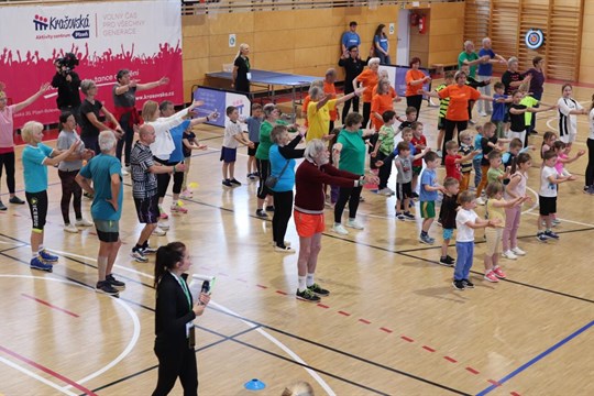 Sportovní hry pro seniory odstartovaly děti ze školky