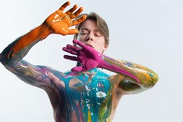 Zažijte divadlo ve všech barvách! V sezóně 2025/2026 se diváci DJKT...