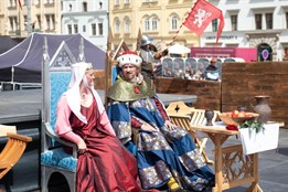 Král Václav II. a jeho manželka Guta Habsburská obdrželi na víkend...