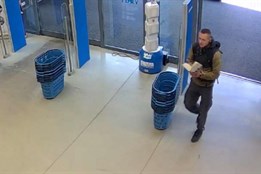 Nechal si ukázat kolo a ujel. Policisté pátrají po drzém muži na...