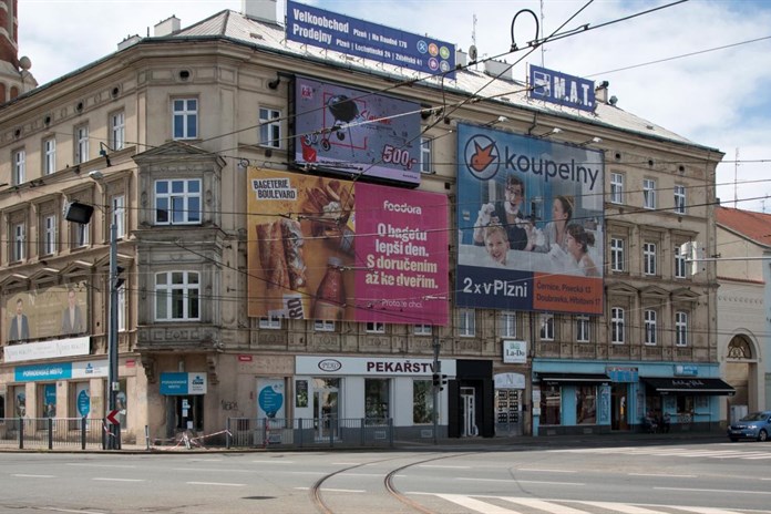Konec přebujelé reklamy v centru Plzně! Město stanovilo nová pravidla