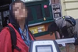 Podnapilá dvojice narušovala veřejný pořádek, slovně napadala...