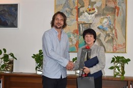 Ředitel Divadla ALFA Jakub Hora oslavil padesátiny. Přijala ho...