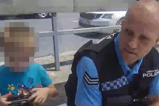 Ztracený chlapeček ani si nevšiml, že je maminka pryč. Rodinné drama mělo šťastný konec