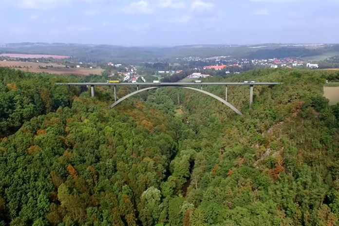 Nejvyšší most v Česku roste u Plas. Bude měřit 87 metrů
