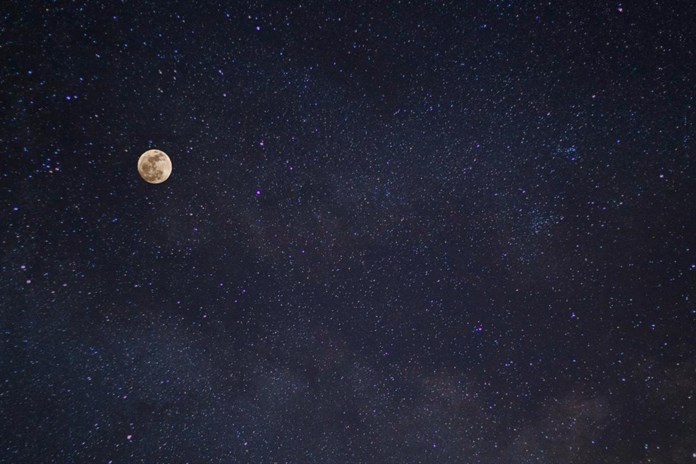 Letní noční obloha: Kde najdete hvězdárny a místa vhodná k pozorování hvězd