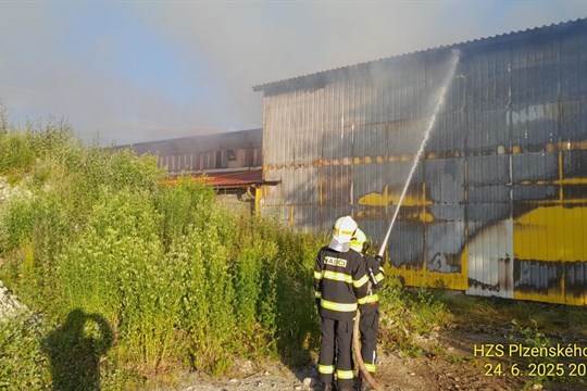 Na Tachovsku hořela hala s uskladněnou slámou. Hasiči bojovali s plameny i se záchranou zvířat
