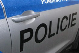 Žena na elektrokoloběžce srazila chodce, policisté pátrají po...