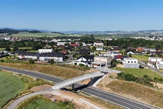 Klatovy mají novou lávku pro pěší a cyklisty. Propojuje město s okolními stezkami