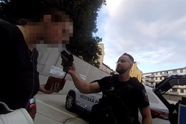 Nejistá jízda odhalila řidičku pod vlivem. V autě vezla dítě