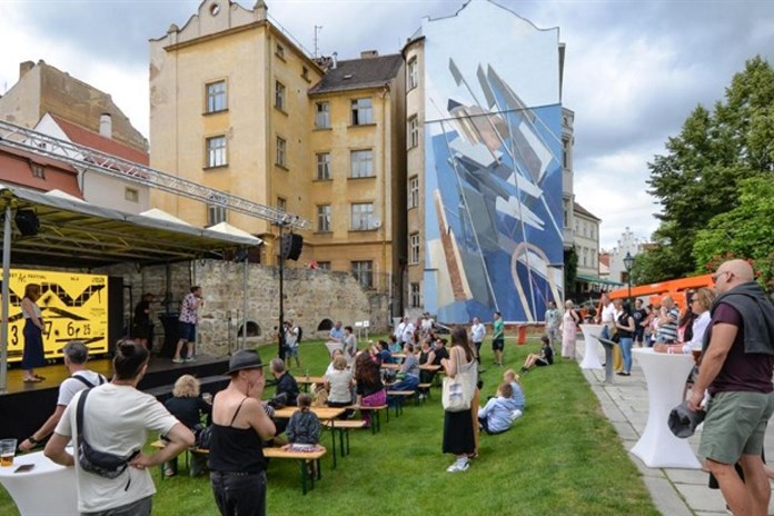 Diagonála propojuje minulost s budoucností. Novou malbu v centru Plzně vytvořil mexický umělec