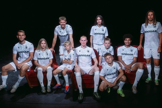 Na prknech, která znamenají svět. Druhá sada dresů Plzně odkazuje na kulturní dění ve městě