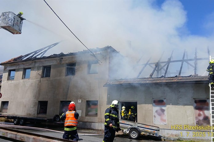 Aktualizováno: Na Klatovsku hoří rodinný dům, hasiči vyhlásili druhý stupeň požárního poplachu