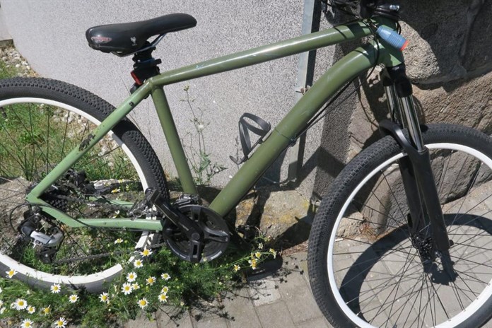 Cyklistce se nechtělo čekat na červenou. Místo toho skončila v nemocnici