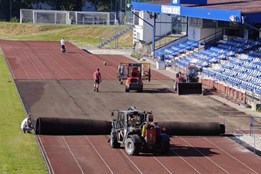 Atletický stadion v Domažlicích dostává nový povrch. Opravy běžecké...