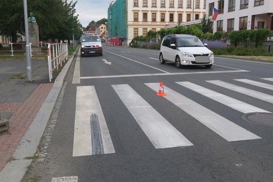 Po srážce s autem cyklista ujel. Policisté po něm vyhlásili pátrání