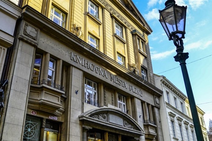 Plzeňská knihovna nabízí i půjčení her, v létě zatím vedou únikové hry