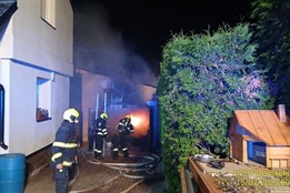 U rodinného domu v Plasích hořela garáž. Hasičům komplikovalo zásah...