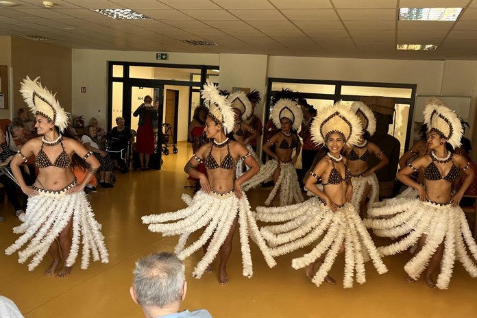 Z Velikonočních ostrovů až do Plzně. Taneční soubor přinesl radost seniorům