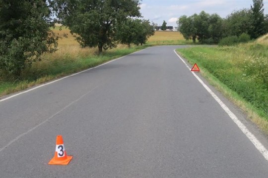 Neznámý šofér ohrozil riskantním předjížděním další řidiče. Pátrají po něm policisté