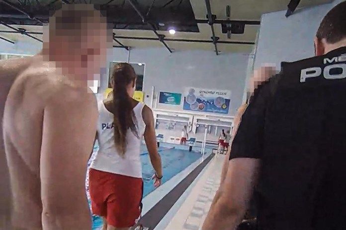 Relaxace v sauně skončila potyčkou