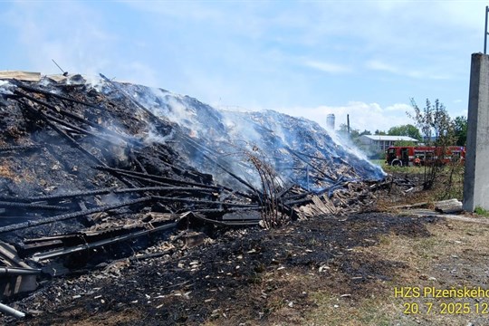 Na Domažlicku hořel objekt s uskladněným senem, při náročném zásahu zkolaboval hasič