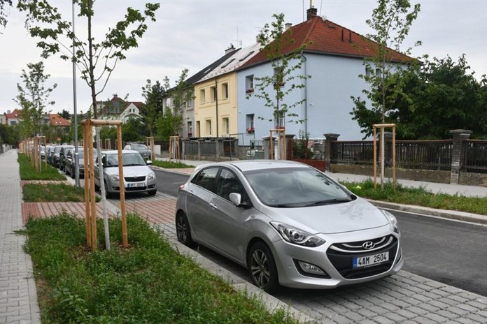 Plzeň dokončila opravu ulice Kapitána Jaroše, přibyly stromy i nová parkovací místa