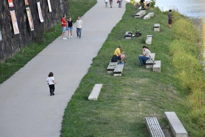Plzeň vylepšuje Náplavku na Radbuze, přibyl nový mobiliář
