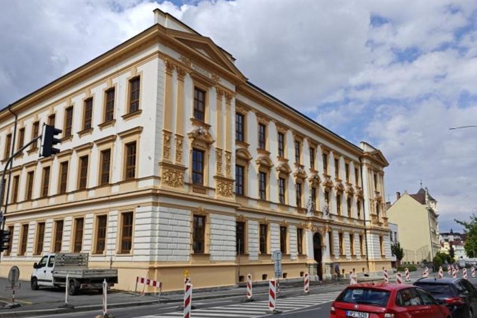 Jižní fasáda historické chlapecké školy v Domažlicích prošla kompletní obnovou