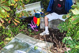 Z krytů teplovodu si chtěl udělat sběr, záměr mu překazila...