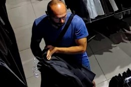 Neznámý muž si z obchodu s oblečením odnesl věci za 16 tisíc....