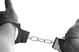 Přišli vyzvednout nelegální peníze, odešli s pouty na rukou