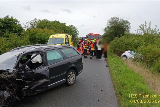 Policisté pátrají po svědcích vážné nehody v Liticích. Řidič tam nezvládl předjíždění a čelně se srazil s dalším vozem