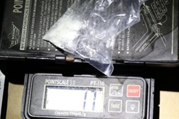 Bez řidičáku, pod vlivem zakázaných látek a s drogami v ledvince....