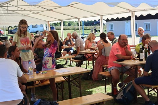 Cimbálovku a víno v Sulislavi si návštěvníci opravdu užili