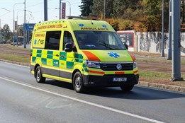 Cyklista havaroval u přechodu pro chodce. Mělo ho srazit nákladní...