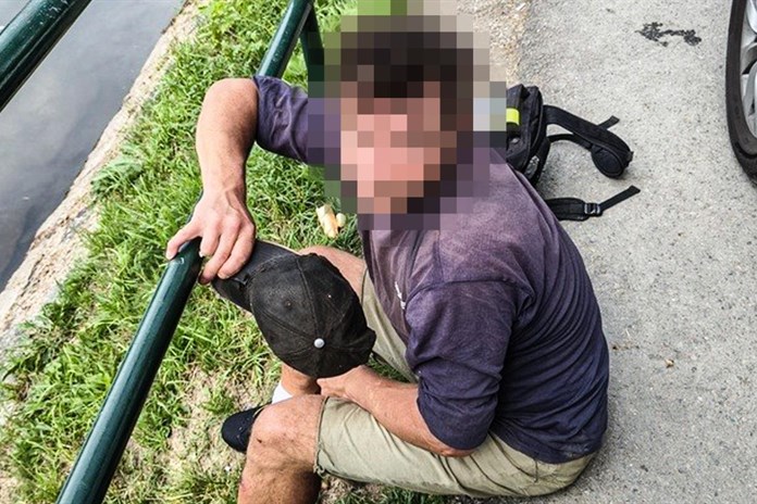 Čerstvých ryb se mu zachtělo a tak si z chovného rybníka udělal samoobsluhu