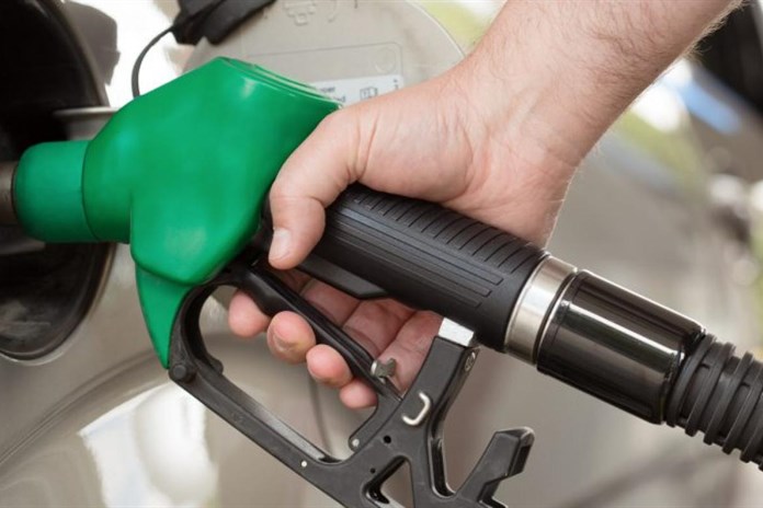 Natankoval a ujel. Trik muže policisté prokoukli, na trest čeká ve vazbě