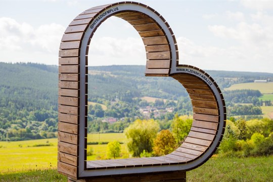 Plzeňský kraj má druhý fotopoint ve tvaru srdce. Originální lavička je umístěna v Nečtinech
