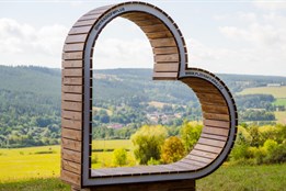 Plzeňský kraj má druhý fotopoint ve tvaru srdce. Originální lavička...