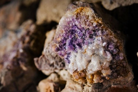 Umělé jeskyně Arcibiskupského zámku v Kroměříži skrývaly stovky ametystů nevyčíslitelné hodnoty