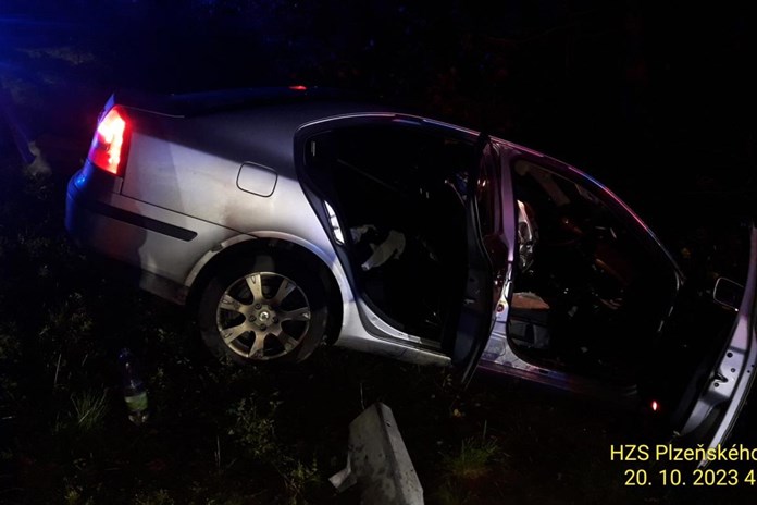 Mladý řidič usnul na dálnici za volantem. Skončil s vozidlem ve svodidlech!