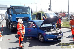 Provoz na křižovatce blokuje nehoda