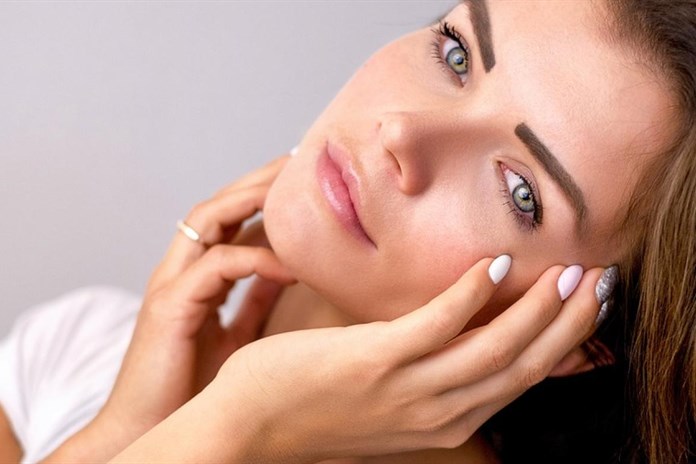 Tři domácí tipy na mastnou pleť. Tohle najdete ve spíži!