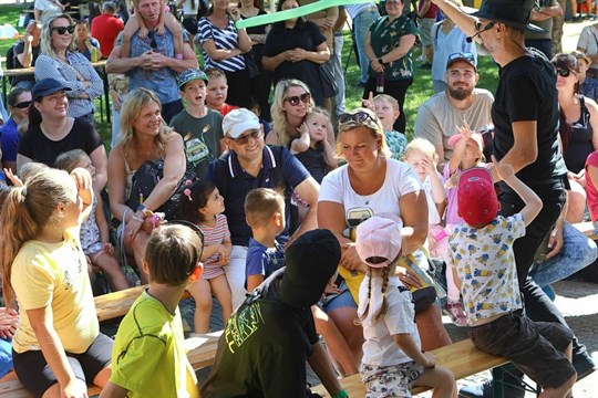 Nový školní rok přišly přivítat stovky dětí s rodiči