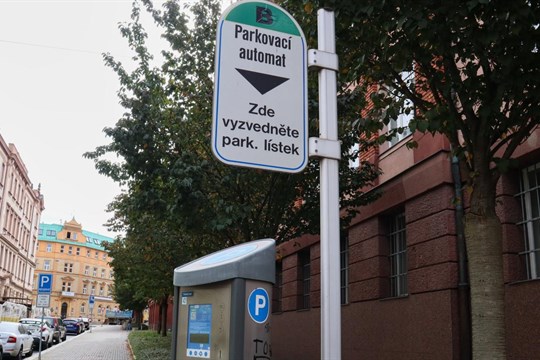 Řidiči elektroautomobilů mají smůlu. Za parkování po Plzni už musí platit