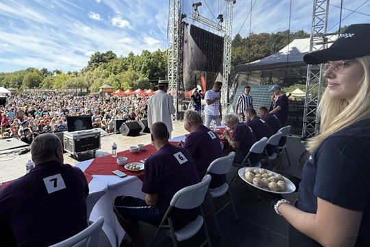 Legendární soutěž jedlíků na Vizovickém Trnkobraní vyhrál znovu Radim Dvořáček. Rekord ale nepadl