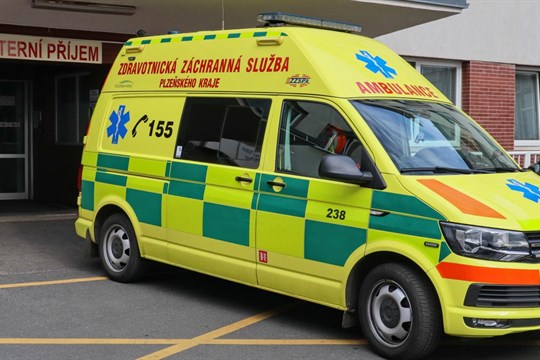 Mladý muž přebíhal na nádraží koleje, srazil ho vlak