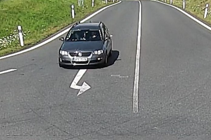 U nájezdu na dálnici se srazila dvě auta, policisté hledají svědky nehody